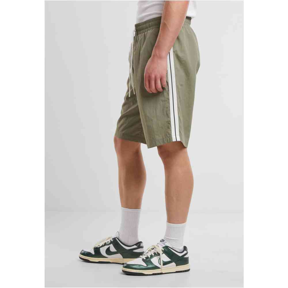 Urban Classics - Board with patched stripe Shorts - Olive green